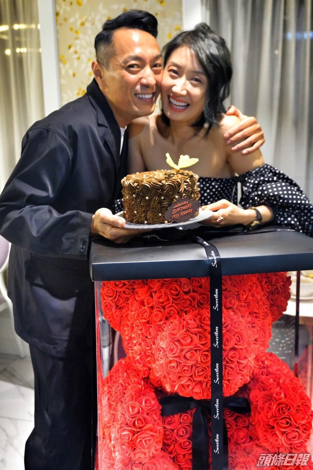 但因女星陳明君介入，導致姜皓文與金慧英（右）分手。